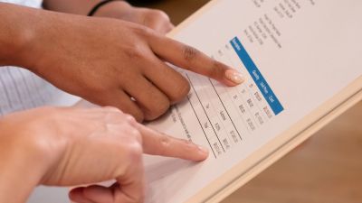 Duas pessoas a analisar os valores de uma fatura
