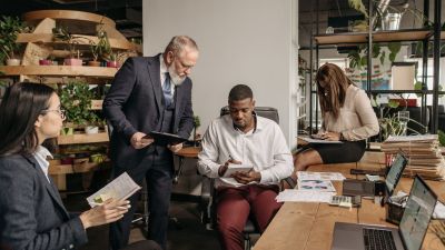 Equipa a trabalhar num escrit&oacute;rio