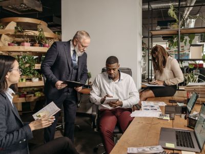 Equipa a trabalhar num escrit&oacute;rio